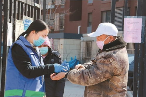 郭建春为居民测量体温.png