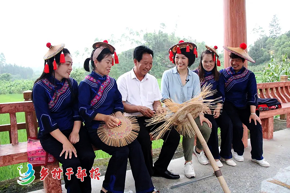 韦炳录（左三）与少数民族群众一起研究花竹帽编织技艺。2.jpg