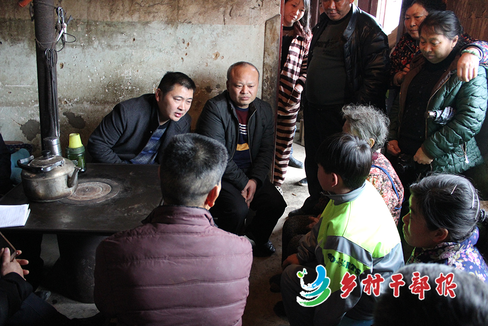 杨健（左）与村干部走访村民，了解生产生活需求。刘瑶供图2.jpg