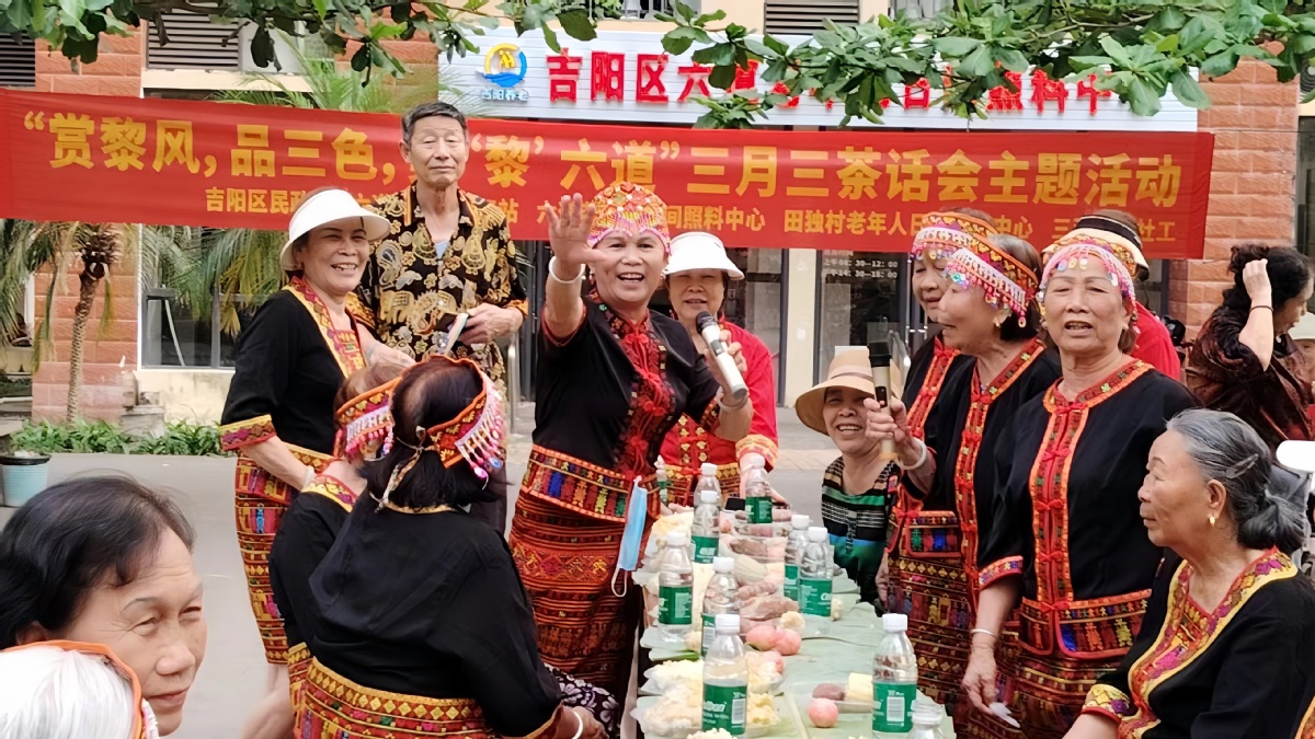 田独村老年人日间照料中心开展三月三茶话会主题活动。（ 吉阳区委组织部供图）.jpg