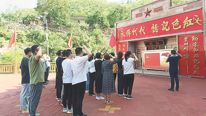 河南省鹤壁市淇县灵山街道党校组织党员重温入党誓词。.jpg