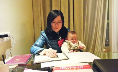 带着宝宝上会的张瑾闽。