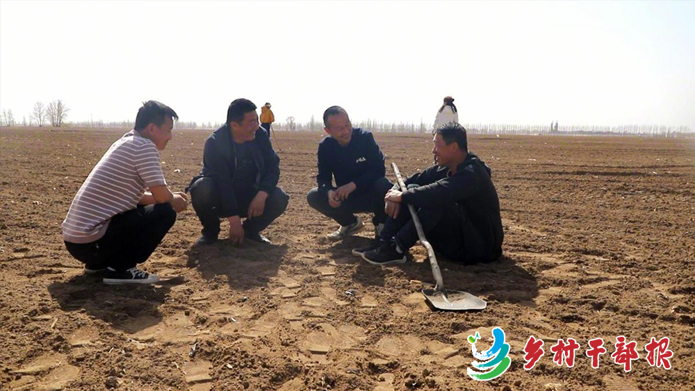 圐圙）郑军（右2）向农户介绍合作社经营模式。2.jpg