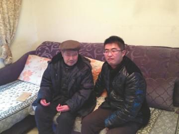 钱坤看望社区老人。