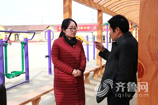 临沂临港区大学生村官王佳与村支书交流