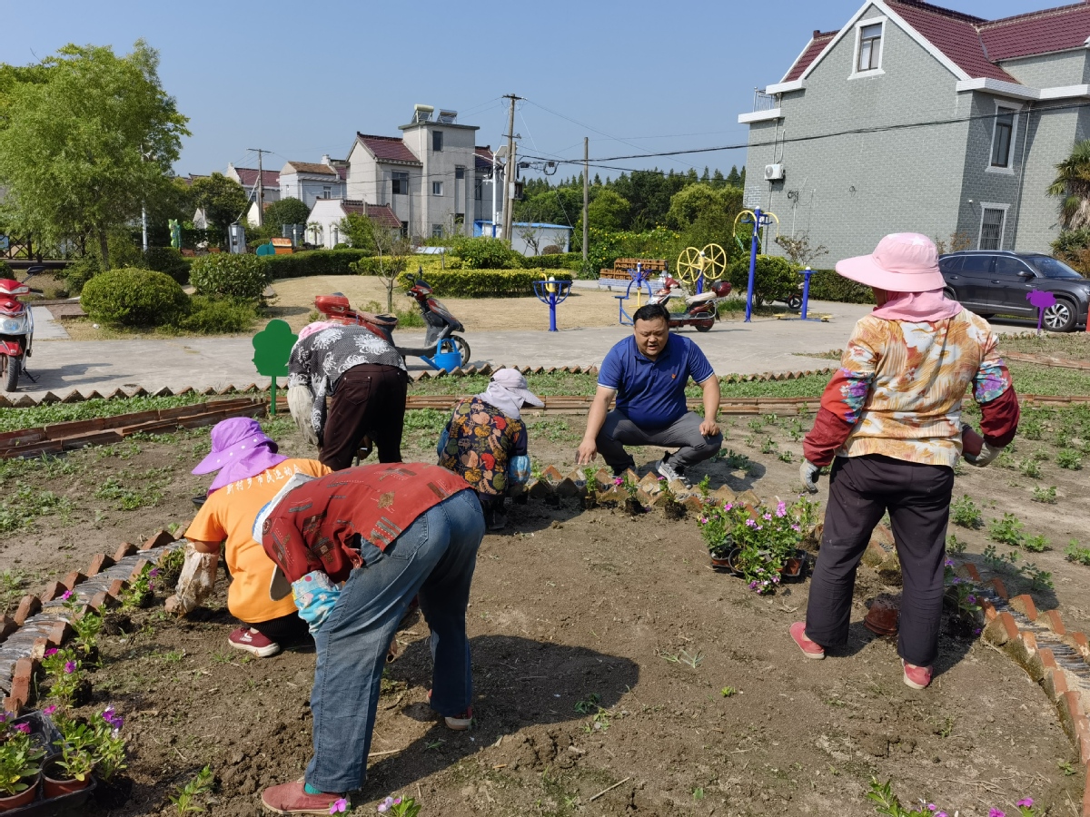 “第二组长”（右二）面对面和老百姓讲解花卉种植养护知识.jpg