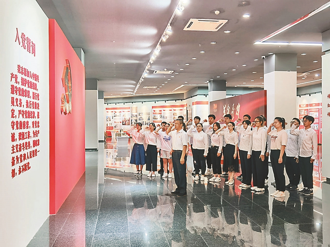 天津市大学生新党员集体宣誓。张源 供图.jpg