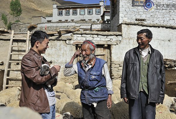 走村串户，了解村情民意