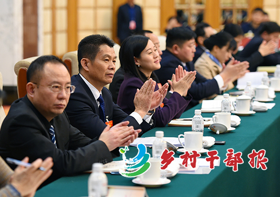 刘建明（左3）在代表团审议会场3.jpg