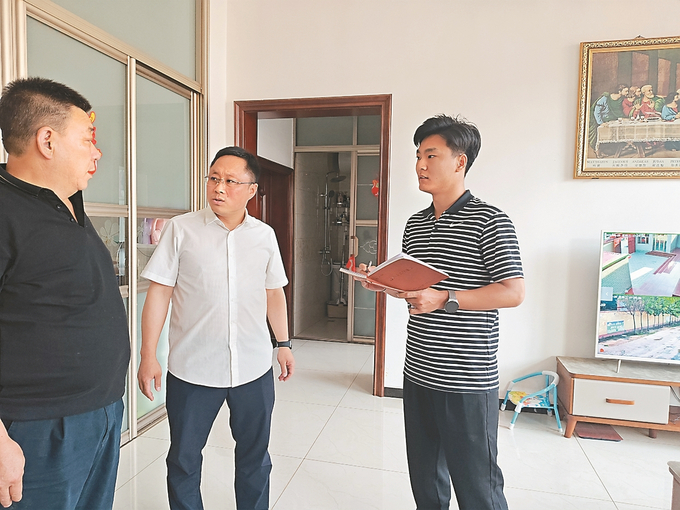 李亚利（中）带着陈泽雨（右）在村民家中走访。李凯 摄.jpg
