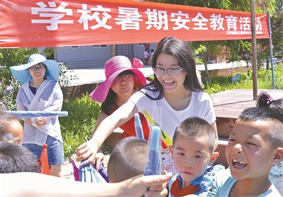 宁夏银川市兴庆区掌政镇镇河村副书记浦静丽给小学生宣讲安全知识。 庞立平摄.jpg