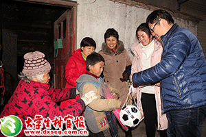 为徐先河送上足球、书包、学习用品-(1).gif
