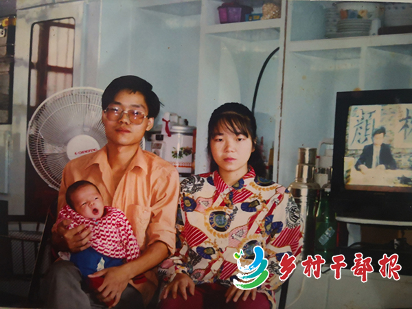 1993年，父母和刚出生不久的夏忱在家中2.jpg