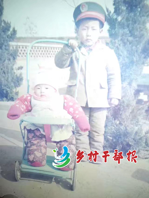 1991年，杨晓楠的哥哥用那辆父亲做的婴儿车，推着不满一岁的杨晓楠2.jpg