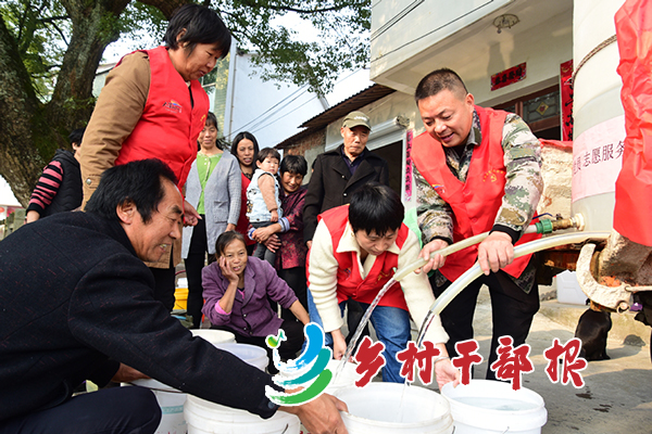 11月5日，浙江省建德市大同镇镇源村入秋以来降水量少，当地水库又在施工，村民喝水成了难事。一个多月来，村党员干部组成“义务送水队”，每天为村民送水上门，赢得了村民的一致点赞。宁文武摄2.jpg