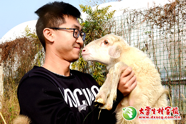 张云龙在生态养殖基地2.jpg