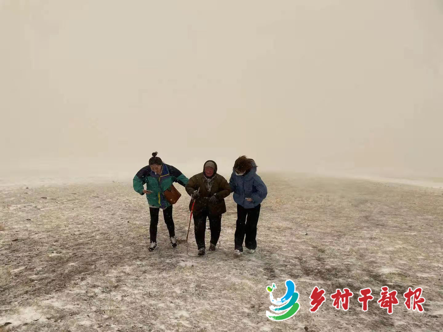 【选调生在村 内蒙古宋西雅(宋西雅（左）和同事雪中找回迷途牧民。2.jpg