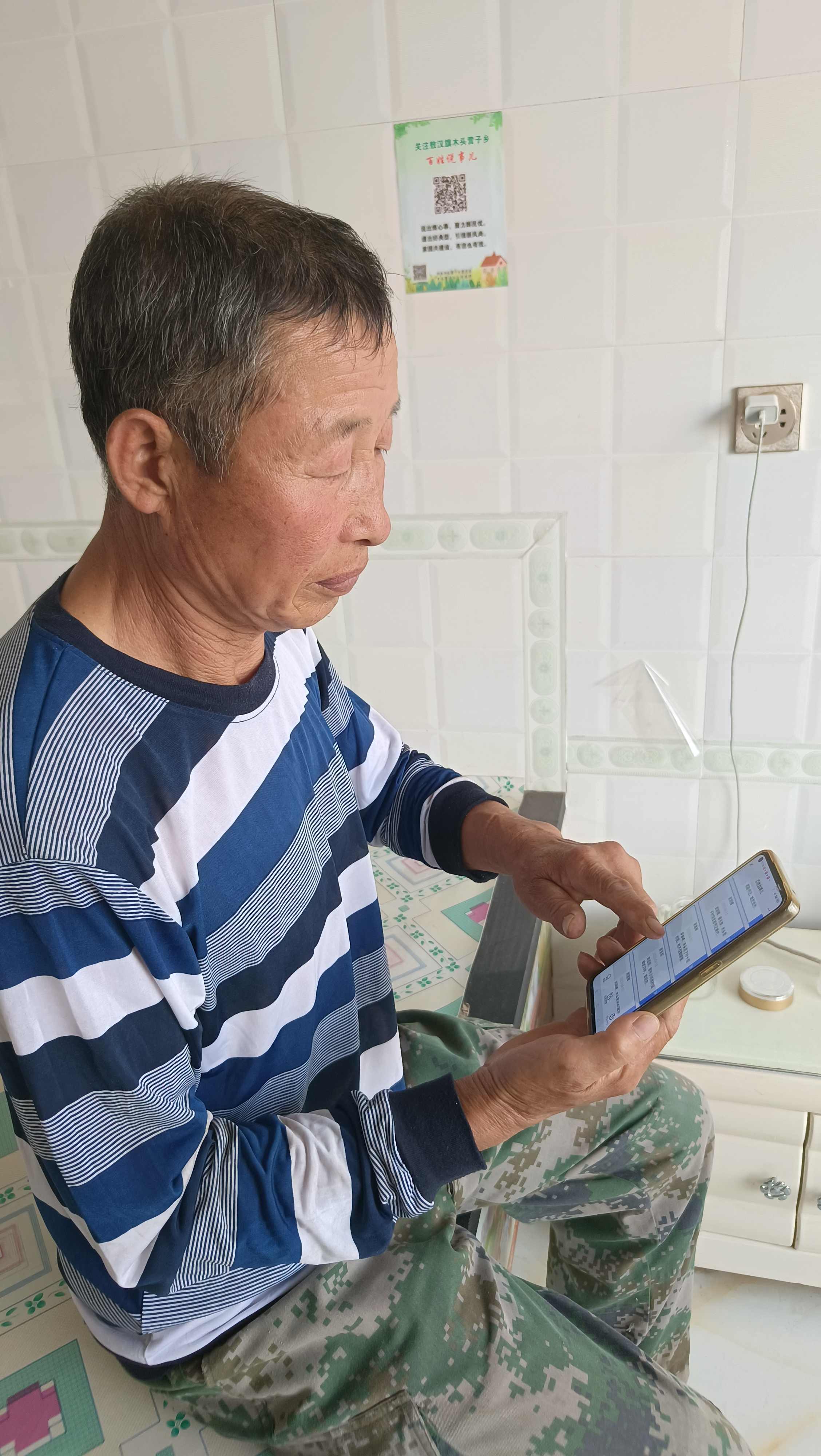 村民在家扫码使用“百姓说事儿”平台.jpg