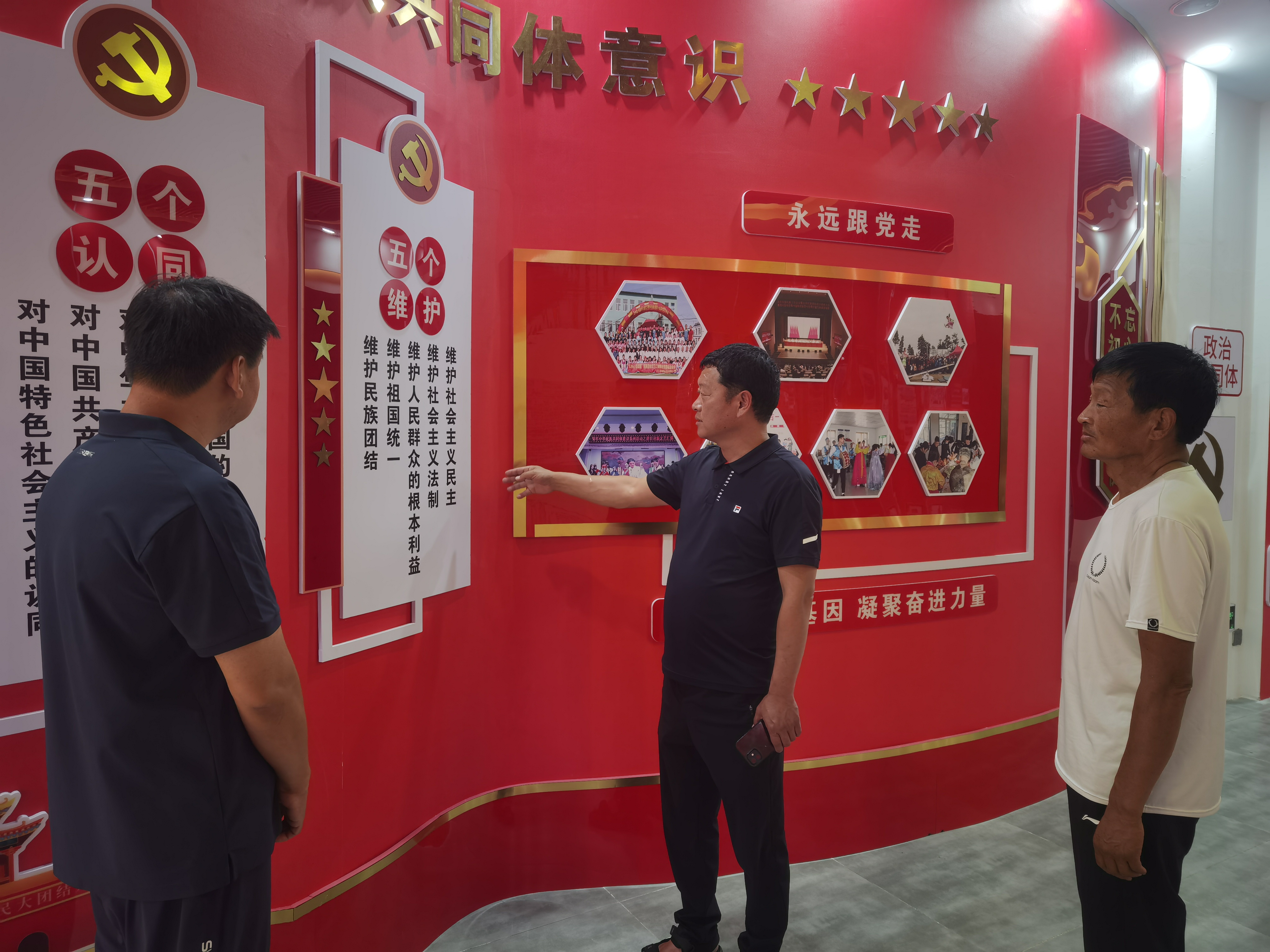 玄昌浩向游客介绍村里 新建的历史文化教育展陈室.jpg