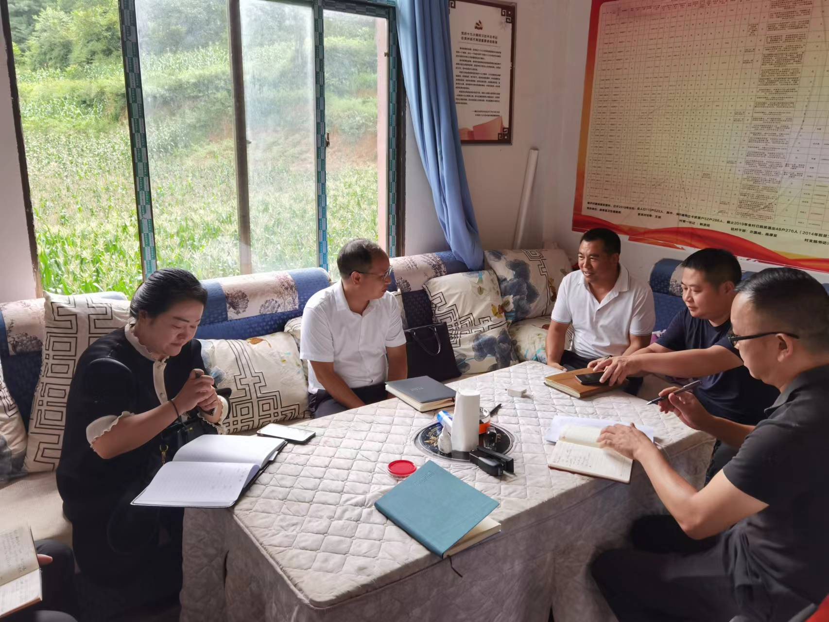 赫章县委组织部领导到罗州镇海子村调研驻村帮扶工作.jpg