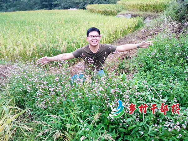图为徐梁在荒地上成功试种首批水稻3.jpg