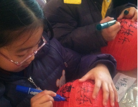 江苏无锡金马社区村官组织儿童制作灯笼