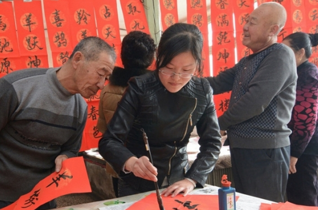 辽宁锦州女大学生村官送福迎春