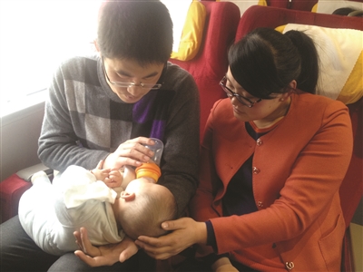 王赟  　　在列车上朱虹和丈夫正照顾小宝宝。