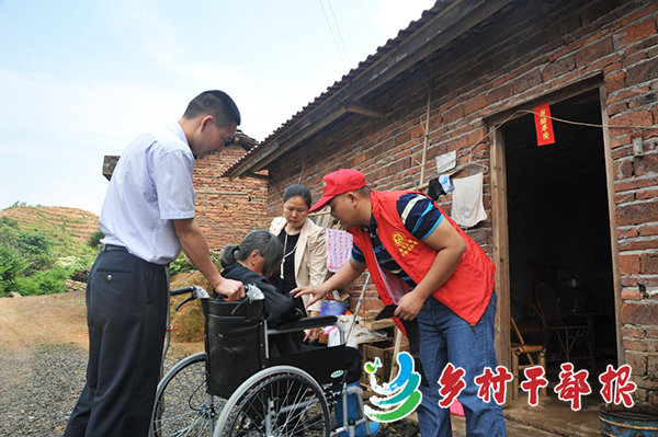 刘源（左）给残疾贫困户赠送轮椅2.jpg