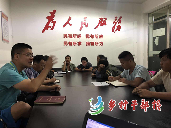 开到深夜的村两委会2.jpg
