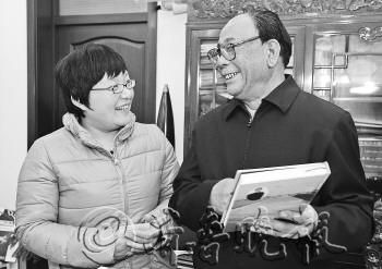 27岁的张广秀在向寿光三元朱村72岁的老支书王乐义取经。本报记者　周青先　摄