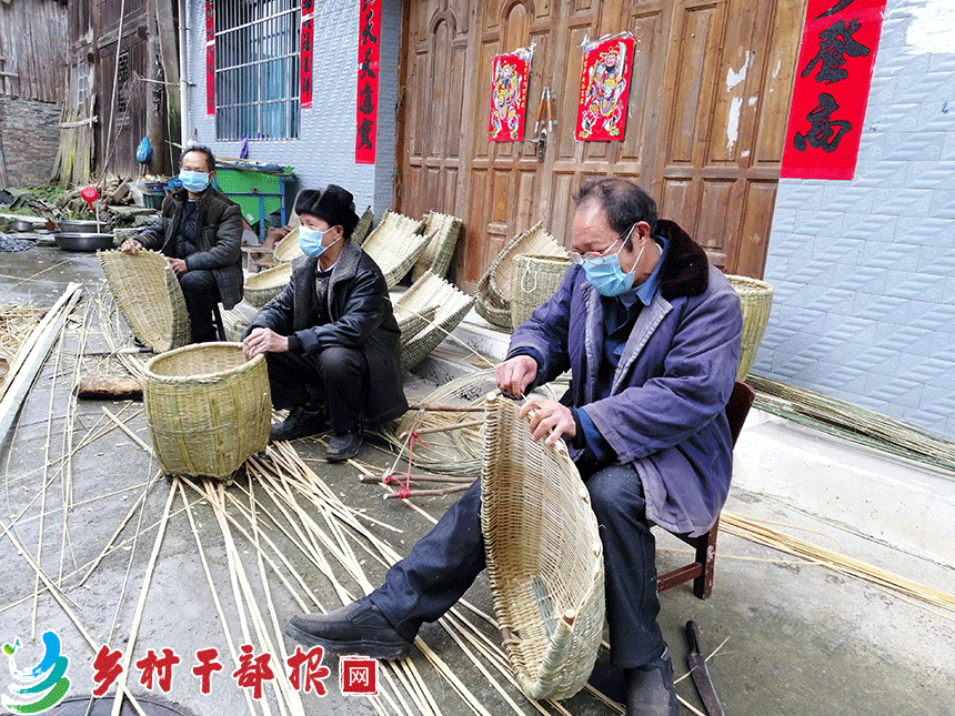 图为：近日黎平县敖市镇敖市村曾祥模与村里的竹编师傅正在编制竹撮箕并探讨研发竹编新产品。（欧正霞-拍摄）-(2).gif