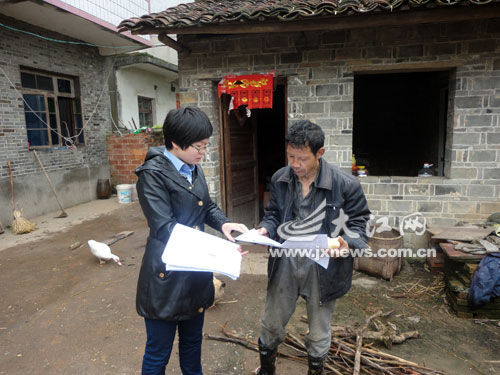 贾丽娜给村民送发自办的报纸