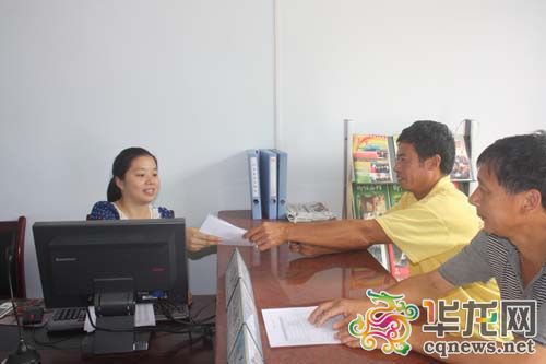 贺明芳在便民服务大厅接待村民。受访者供图