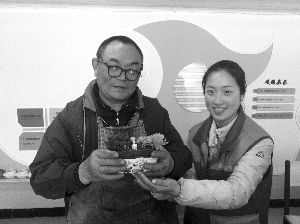 大学生村官和残疾人展示共同培育的多肉盆景