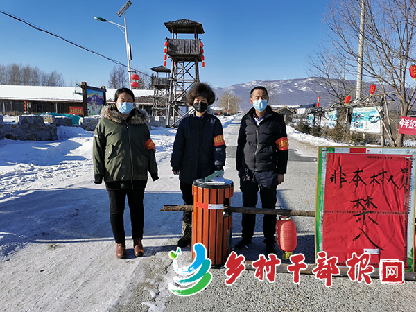 图为驻村第一书记冷菊珍（中）坚守入村卡口2.jpg