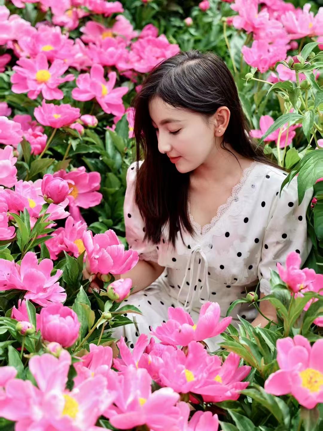 阿丽米热·拜克日为村里拍摄芍药花海主题推广视频（团结村村委会 供图）.jpg