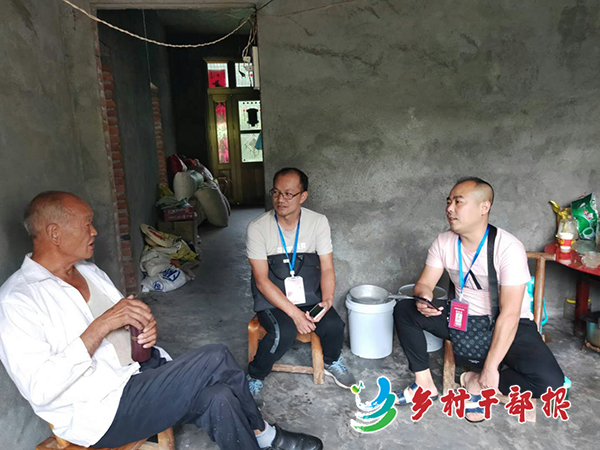 图为关盛元（中）走访大山里的贫困户2.jpg