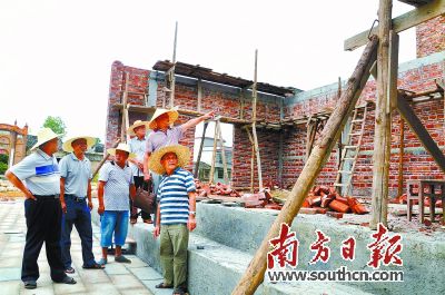 畔水村村干部和理事会成员冒着烈日，到大众娱乐舞台盖建现场商量有关事宜。