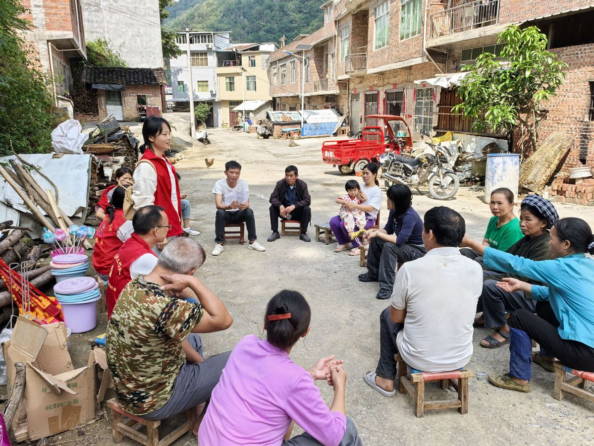 弄寒村驻村第一书记叶晶（左侧站立者）召开群众会。（望谟县委组织部供图）.jpg