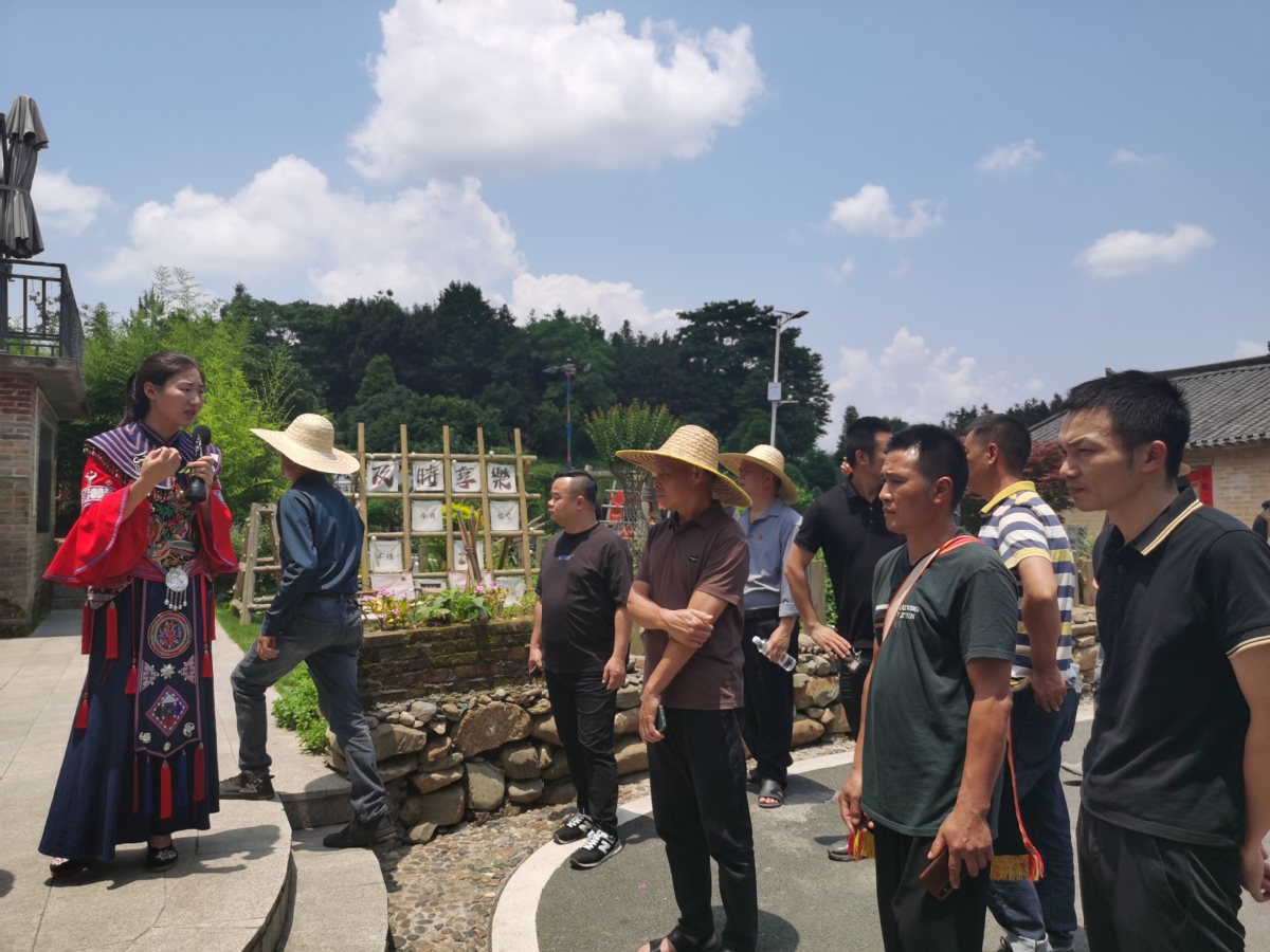 清远市组织村民小组长到典型村开展现场教学。（清远市委组织部供图）.jpg